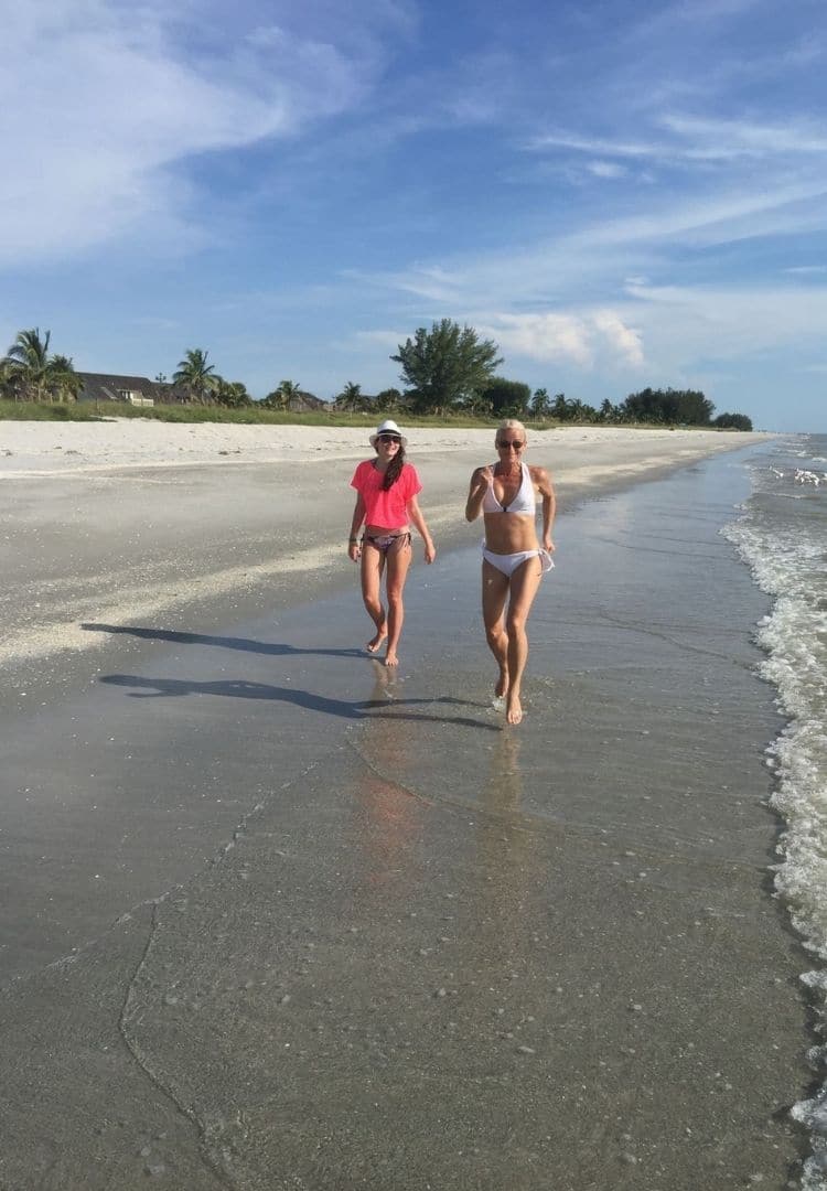 Alice und Doreen am Strand